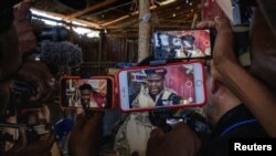 Los periodistas filman al ex oficial de policía Jimmy 'Barbecoa' Cherizier, líder de la coalición G9, mientras realiza un recorrido para los medios de comunicación en el barrio de chabolas La Saline, de Puerto Príncipe, Haití, el 3 de noviembre de 2021.