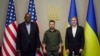 Menhan AS Lloyd Austin (kiri) dan Menlu AS Antony Blinken (kanan) bertemu Presiden Ukraina Volodymyr Zelenskyy di Kyiv, Ukraina hari Senin (25/4). 