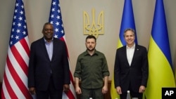 Menhan AS Lloyd Austin (kiri) dan Menlu AS Antony Blinken (kanan) bertemu Presiden Ukraina Volodymyr Zelenskyy di Kyiv, Ukraina hari Senin (25/4). 