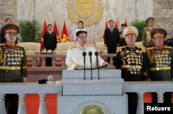 Pemimpin Korea Utara Kim Jong Un berpidato pada parade militer malam hari menandai peringatan 90 tahun berdirinya Tentara Revolusioner Rakyat Korea di Pyongyang, Korea Utara, dalam foto tak bertanggal yang dirilis 26 April 2022. (KCNA via REUTERS)