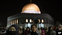 Umat Muslim Palestina memadati Kompleks Masjid Al-Aqsa di Yerusalem untuk beribadah pada malam Lailatul Qadar, pada 27 April 2022. (Foto: AP/Mahmoud Illean)