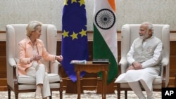  In this photo released by India's Press Information Bureau, EU Commission President Ursula von der Leyen, left and Indian Prime Minister Narendra Modi sit during their meeting in New Delhi, India, April 25, 2022. 
