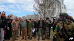 آنتونیو گوترش، دبیرکل سازمان ملل متحد، به هنگام بازدید از بوچا در اطراف کی‌یف، پایتخت اوکراین. ٢٨ آوریل ٢٠٢٢