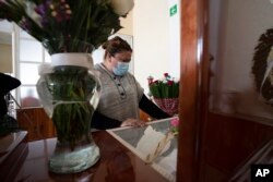 Adik jurnalis yang tewas terbunuh, Armando Linares, menangis di dekat peti jenazah kakakknya di Zitacuaro, negara bagian Michoacan, Meksiko, Rabu, 16 Maret 2022. (AP/Marco Ugarte)