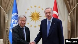 El presidente turco, Tayyip Erdogan, se da la mano con el secretario general de las Naciones Unidas, Antonio Guterres, al reunirse en Ankara, el 25 de abril de 2022. 
