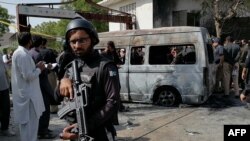 کراچی یونیورسٹی میں دھماکے کے بعد سکیورٹی اہلکار جائے واقعہ پر موجود ہیں۔