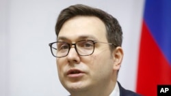 Липавски за Гласот на Америка: „За време на нашето претседателство со ЕУ, сакаме да организираме конференција за донации и помош за Украина“. 