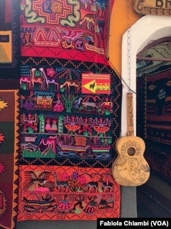 Los tejidos ancestrales tienen mucha demanda entre los turistas en el Mercado de las Brujas de La Paz, Bolivia. Foto Fabiola Chiambi, VOA.