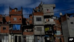 Una mujer se dirige a un comedor de beneficencia para recibir alimentos en Buenos Aires, Argentina, el martes 19 de abril de 2022. 