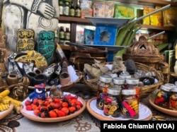 Amuletos de todos tipos se observan en una tienda del "Mercado de las Brujas" en La Paz, Bolivia. Foto Fabiola Chiambi, VOA.