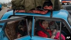 Ikrenyen ki kouri kite kay yo nan Mariupol ak vil ozalantou yo rive nan yon sant refije nan Zaporizhzhia, Ikren, Jedi 21 Avril 2022. 