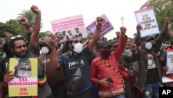 Para pendukung kemerdekaan Papua Barat meneriakkan slogan-slogan saat unjuk rasa memperingati 60 tahun gagalnya upaya kepala suku Papua untuk mendeklarasikan kemerdekaan dari penjajahan Belanda pada tahun 1961, di Jakarta, Rabu, 1 Desember 2021. (Foto: AP )