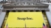 Une bannière géante de Snap Inc affichée devant la bourse de New York. 2 mars 2017. (AP Photo/Mark Lennihan)