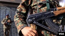 Seorang polisi di Yaman berjaga-jaga (foto: dok)