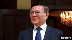 រូបឯកសារ៖ លោក កឹម សុខា មេដឹកនាំគណបក្សសង្គ្រោះជាតិដែលត្រូវបានតុលាការកំពូលរំលាយ ថ្លែងទៅកាន់អ្នកសារព័ត៌មាននាជំនួបជាមួយឯកអគ្គរដ្ឋទូតអាល្លឺម៉ង់ប្រចាំកម្ពុជា នៅគេហដ្ឋានរបស់លោក រាជធានីភ្នំពេញ ថ្ងៃទី ១២ ខែវិច្ឆិកា ឆ្នាំ ២០១៩។