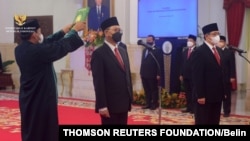 Bambang Susantono dan Dhony Rahajoe dilantik sebagai Kepala dan Wakil Kepala Otorita IKN oleh Presiden Joko Widodo, di Istana Negara, Jakarta, pada 10 Maret 2022. (Foto: Twitter/@setkabgoid)