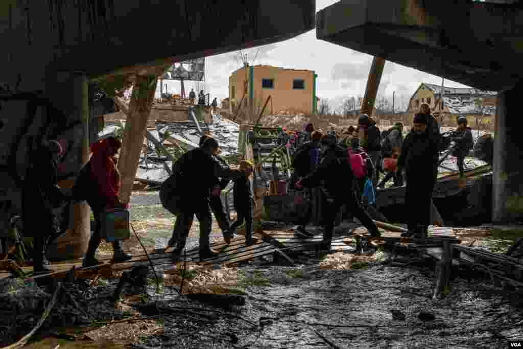 撤离人群中的妇女、儿童和老人。(Yan Boechat/VOA)