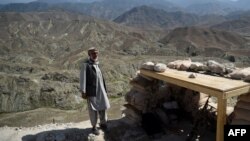 আফগানিস্তানের নানগারহার প্রদেশে ইসলামিক স্টেট জঙ্গিদের একটি চেকপয়েন্টে টহল দিচ্ছেন স্থানীয় পুলিশের একজন সদস্য। ৭ জুলাই, ২০১৮। ফাইল ছবি।