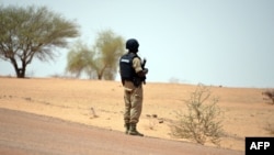 Le Burkina Faso est confronté depuis 2015 aux attaques de groupes jihadistes liés à Al-Qaïda et à l'Etat islamique. 