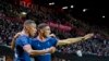 Punggawa Paris Saint-Germain Kylian Mbappe (kiri) merayakan keberhasilannya mencetak gol dengan rekan satu timnya Achraf Hakimi dalam pertandingan Liga Satu Prancis di Stadion Francis-Le Ble di Brest, Prancis, pada 20 Agustus 2021. (Foto: AP/Daniel Cole)