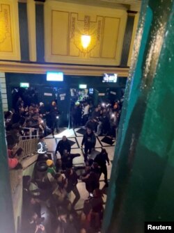 Bentrokan di dalam Akademi Brixton di Brixton, London, Inggris setelah banyak dari mereka berusaha memaksa masuk ke tempat konser, 15 Desember 2022.(Twitter/@ellaleox/via REUTERS)