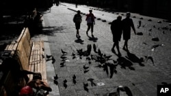 Peatones caminan en la Plaza de Armas del centro de Santiago, Chile, el 10 de enero de 2023. 