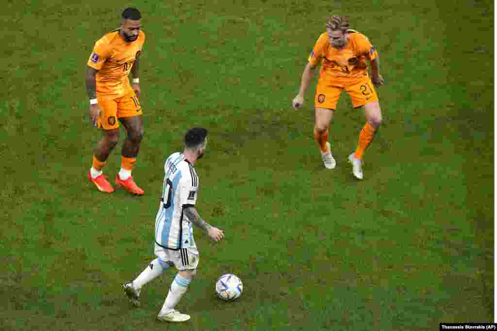 Messi em ação contra Memphis Depay e Frenkie de Jong da Holanda. Jogo dos quartos-de-final do Mundial do Qatar. Dez, 9, 202