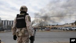 Seorang tentara Meksiko menjaga area di luar penjara di Ciudad Juarez, Meksiko, pada 1 Januari 2023, setelah kerusuhan meletup di penjara tersebut. (Foto: AP/Christian Chavez)