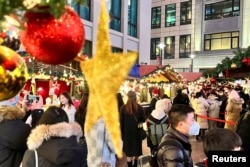 上海市民在新冠疫情施虐期间前往圣诞市场购物游玩。（2022年12月24日）