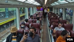 Suasana di dalam Kereta Panoramic yang sedang menaikkan penumpang di Stasiun Gambir, Jakarta. (VOA/Indra Yoga) 