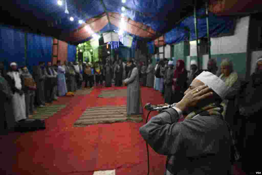Muslim worshippers perform “Zikr,” a Sufi dance ritual and spiritual meditation that inspires oneness with God’s love and teachings, in Al-Sherif, Egypt. (Hamada Elrasam/VOA)