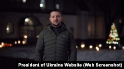 Presiden Ukraina Volodymyr Zelenskyy dalam pidato video kepada warga Ukraina yang merayakan Natal di bulan Desember. Kebanyakan orang Ukraina beragama Kristen Ortodoks dan merayakannya pada awal Januari.