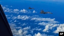 FILE - Jet tempur Tentara Pembebasan Rakyat China (PLA) melakukan latihan bersama di sekitar Pulau Taiwan, 7 Agustus 2022. (Gong Yulong/Xinhua via AP, File)
