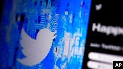 Laman media sosial Twitter terlihat pada sebuah digital device dalam foto yang diambil di San Diego, pada 25 April 2022. (Foto: AP/Gregory Bull)