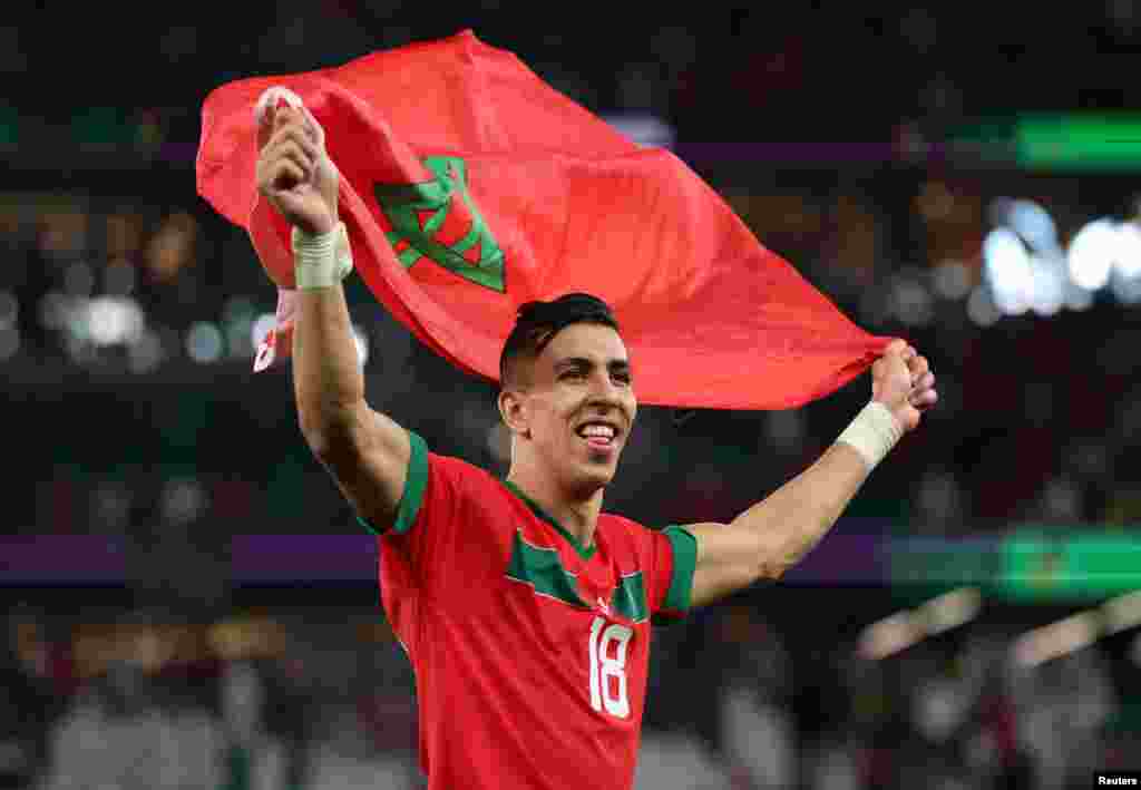 Jogador de Marrocos Jawad El Yamiq celebra a qualificação para os quartos-de-final do Mundial do Qatar, depois de os Leões do Atlas terem derrotado a Espanha. &nbsp;