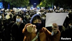 北京民众走上街头举起白纸游行抗议当局严厉的防疫封控措施。（2022年11月27日）