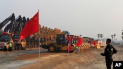 រូបឯកសារ៖ មន្ត្រីប៉ូលិសម្នាក់ឈរយាមការដ្ឋានសាងសង់ផ្លូវល្បឿនលឿនដំបូងរបស់កម្ពុជា ដែលឧបត្ថម្ភដោយចិន ក្នុងពិធីបើកសម្ពោធការដ្ឋាននេះ នៅខេត្តកំពង់ស្ពឺ កាលពីថ្ងៃទី ២២ ខែមីនា ឆ្នាំ ២០១៩។