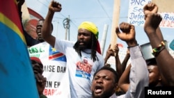 Sejumlah warga Kongo berdemo menentang penempatan tentara regional di negaranya yang mereka sebut tidak efektif dalam menangani kelompok pemberontak di Kivu Utara dalam aksi protes di Kongo pada 1 Desember 2022. (Foto: Reuters/Arlette Bashizi)