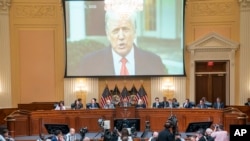 Se reproduce un video del expresidente Donald Trump de su declaración del 6 de enero de 2021 en el Jardín de las Rosas en la Casa Blanca ante la comisión de la Cámara que investiga el ataque del 6 de enero al Capitolio de EEUU, el 28 de junio de 2022. 