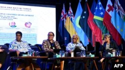 Presiden Palau Surangel Whipps JR (kiri), Menteri Luar Negeri Tonga Fekitamoeloa, (kedua dari kiri), Perdana Menteri Vanuatu Bob Loughman menghadiri diskusi panel selama Forum Kepulauan Pasifik (PI) di Suva pada 12 Juli 2022. (Foto: Ilustrasi/AFP)
