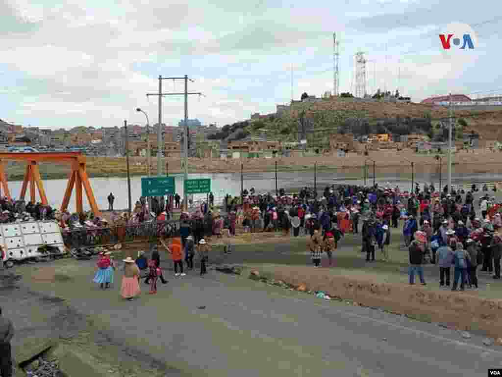 Manifestantes bloquearon un puente en Puno desde tempranas horas de este miércoles como parte del paro nacional en Perú. [Foto: Rodrigo Chillitupa, VOA].