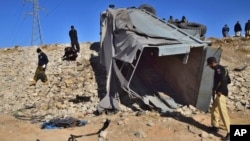 АРХИВА - Пакистанските безбедносни сили го прегледуваат оштетениот камион на местото на самоубиствениот бомбашки напад на периферијата на Квета, Пакистан, 30 ноември 2022 година.