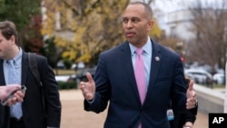 សមាជិក​រដ្ឋសភា​អាមេរិក​​​នៃ​រដ្ឋNew York ​លោក Hakeem Jeffries ដើរ​នៅ​ក្បែរ​វិមាន​សភា​ក្នុង​រដ្ឋធានី​វ៉ាស៊ីនតោន កាល​ពី​ថ្ងៃ​ទី​៣០​ ខែ​វិច្ឆិកា ឆ្នាំ ២០២២ ក្រោយ​ពី​លោក​ត្រូវ​បាន​ជ្រើសរើស​ជា​មេដឹកនាំ​ថ្មី​របស់​គណបក្ស​ប្រជាធិបតេយ្យ​នៅ​រដ្ឋសភា។