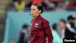 La árbitro francesa Stephanie Frappart fue la cuarta jueza en el partido del Mundial entre México y Polonia (REUTERS/Carl Recine)
