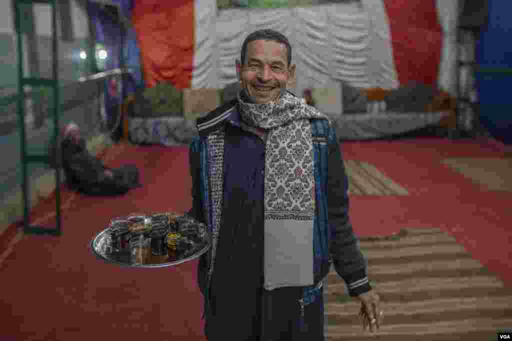 Ramadan, a 45-year-old farmer, says, “Christians from nearby villages often volunteer with us, making tea and cooking food for the people, before they get busy with their church celebrations.” In Al-Sherif, Egypt. (Hamada Elrasam/VOA)
