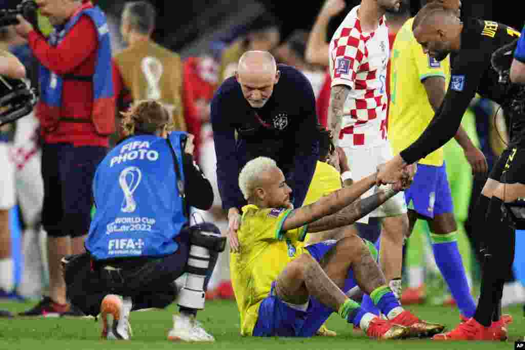Colegas consolam Neymar depois do Brasil perder para a Croácia nas grandes penalidades, nos quartos-de-final do Mundial do Qatar. Estádio Cidade da Educação em Al Rayyan, Qatar. Dez, 9, 2022