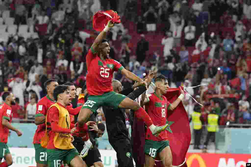 Jogadores de Marrocos festejam a passagem às meias-de-final no Al Thumama Stadium, Doha, Qatar. Dez. 10, 2022.
