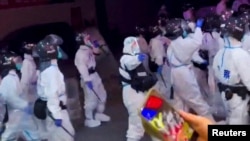 Cảnh s&#225;t Trung Quốc chống biểu t&#236;nh v&#236; COVID-19 tại Quảng Ch&#226;u, tỉnh Quảng Đ&#244;ng, ng&#224;y 29/11/2022.