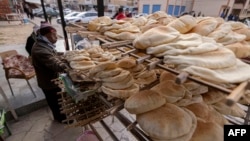 Avec la majorité des biens importés et un bond des taux d'intérêt, tout a fondu, même les paniers à prix subventionnés.