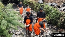 Pandawara membersihkan saluran-saluran air yang tersumbat oleh tumpukan sampah yang rentan banjir. (Foto: Courtesy/Pandawara Group)